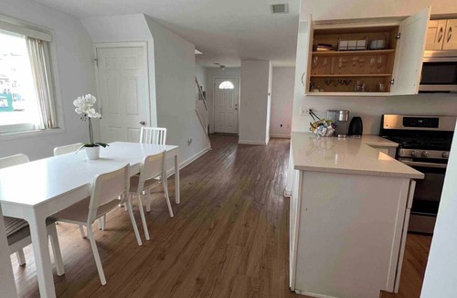 Queens House | 3-bedroom & 2-bath house near Beach with 2 car parking