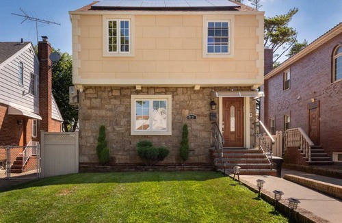 Queens House | 3-bedroom, 2 Bathroom house w/Backyard, BBQ, & Laundry