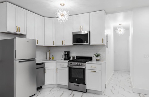 East Flatbush House | 5 Bedroom, no steps, Huge outdoor space, by train!