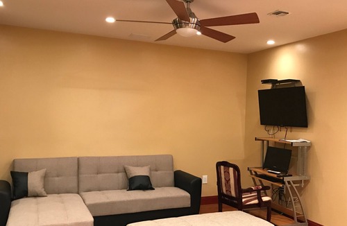East Flatbush Apartment | A charming yet modern apartment 45 minutes to Manhattan. Corp/Long-term welcome