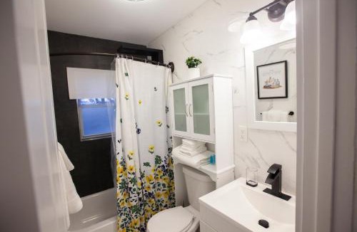 South Jamaica Apartment | Alafia- Cozy JFK Area Home - This property is a hosted property meaning the host live on site
