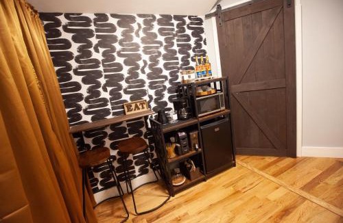 South Jamaica Apartment | Alafia- Cozy JFK Area Home - This property is a hosted property meaning the host live on site