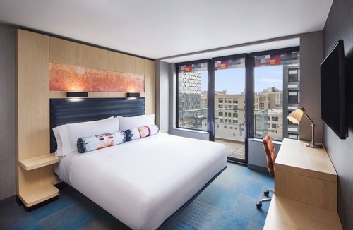 Hunters Point Hotel | Aloft Long Island City - Manhattan View
