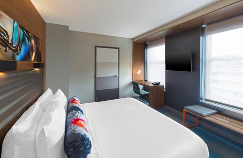 Queens Hotel | Aloft New York LaGuardia Airport