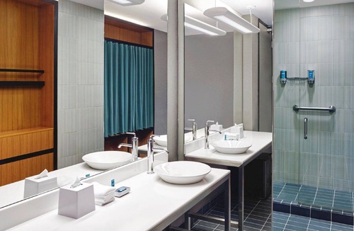 Queens Hotel | Aloft New York LaGuardia Airport