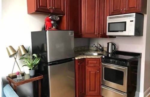 Ukrainian Village Apartment | Artistic studio near Union Square with elevator