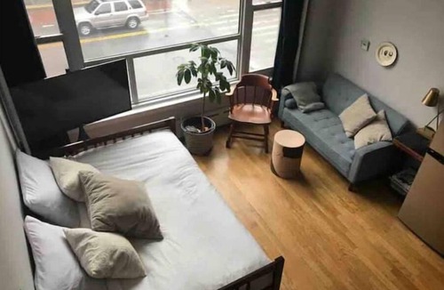 Ukrainian Village Apartment | Artistic studio near Union Square with elevator