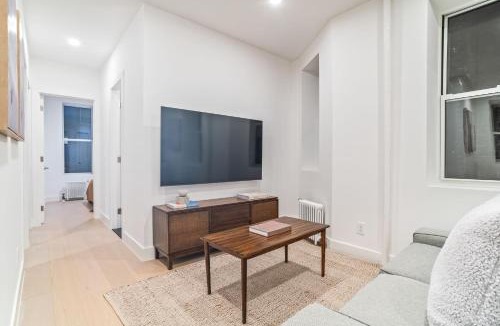 Ukrainian Village Apartment | Astonishing 3BR 2bath Apt