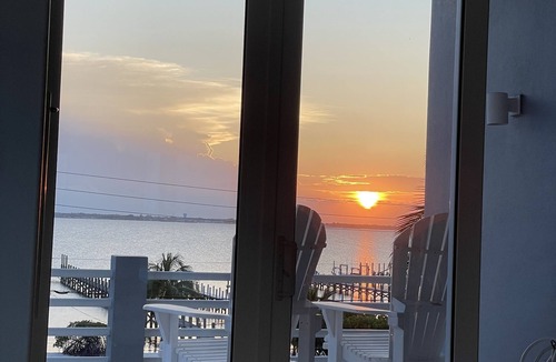 Vero Beach House | Beachfront/Riverfront – Best Sunsets/Sunrises - Heated Pool/Spa - Rooftop Deck