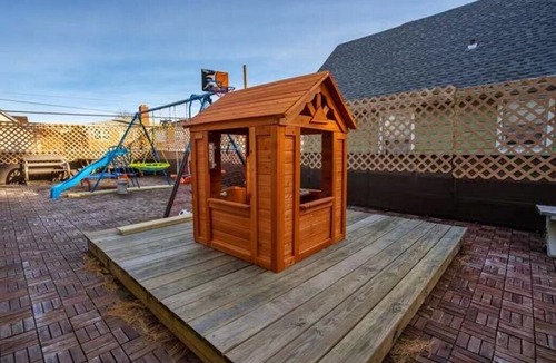East Flushing House | Beautiful Living! Deck& Outdoor Kitchen!