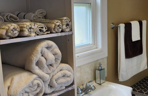 Niagara Falls Apartment | Beautiful two bedroom apartment five minutes from Niagara Falls