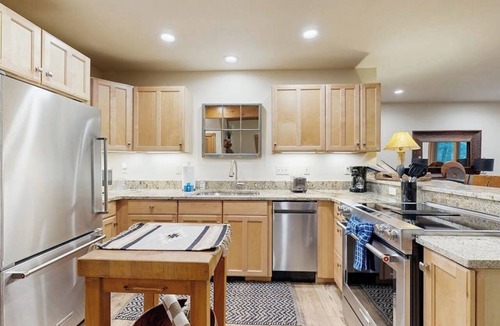 Bigfork House | Big Fork rustic loft cabin with forest views, WiFi, 5 miles to Flathead Lake