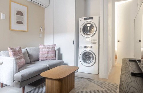 Chinatown Apartment | Blueground | Chinatown, washer, nr City Hall