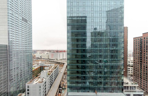 Hunters Point Apartment | Blueground | LIC, gym & w/d, nr MoMA PS1