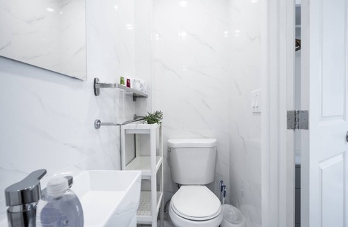Queens Apartment | Brand New Beaut 3-4 bdrm 4 bath! Outdr Kit! Free Parking!