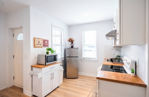 Queens House | Brand New! Luxury 1-2 Bedroom/Laundry!Free Parking