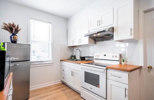 Queens House | Brand New! Luxury 1-2 Bedroom/Laundry!Free Parking