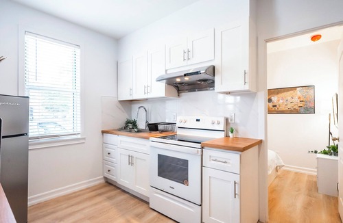 Queens House | Brand New! Luxury 1-2 Bedroom/Laundry!Free Parking