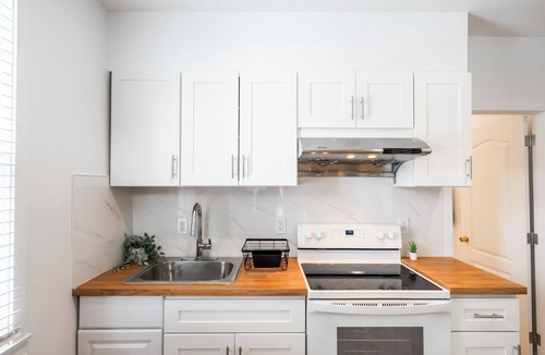 Queens House | Brand New! Luxury 1-2 Bedroom/Laundry!Free Parking