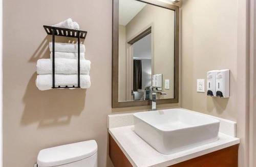 Queens House | Budget Friendly Stay Right off Interstate-678 w/Easy Access to New York City