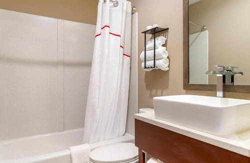 Queens House | Budget Friendly Stay Right off Interstate-678 w/Easy Access to New York City