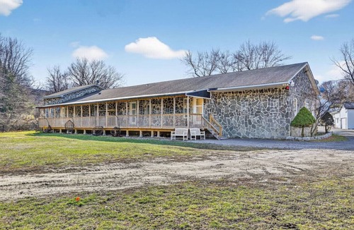 Monroe Apartment | Calm Boutique Lake Studio Fast Wifi Great WFH
