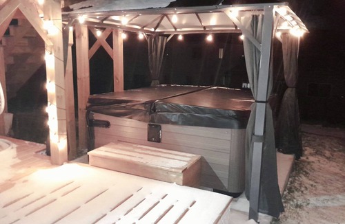 Orillia Apartment | ❤ Cedar-View Studio with Hot Tub ❤
