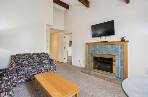 West Bridgewater Hotel | Cedarbrook Deluxe Two Bedroom Suite with outdoor heated pool 20304