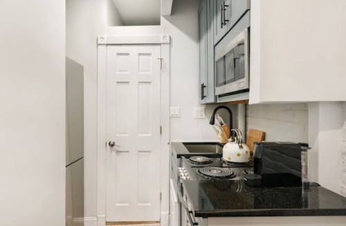 Union Square Apartment | Charming 1-Bedroom Apartment in the Heart of EV
