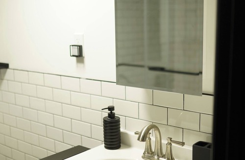 Queens Apartment | Charming 1-Bedroom Apartment in Fabulous Queens with Wifi and AC