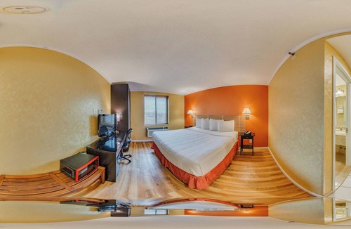 Queens Hotel | Charming 1 bedroom hotel with AC and WiFi in pleasant Jamaica