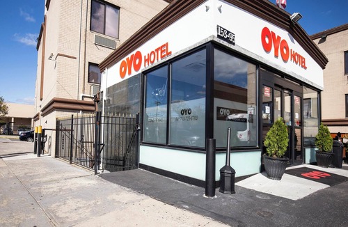 Queens Hotel | Charming 1 bedroom hotel with AC and WiFi in pleasant Jamaica