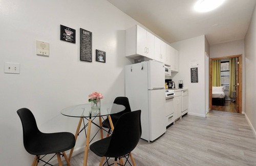 Ukrainian Village Apartment | Charming 3-Beds apartment with AC and WiFi in prime East Village/steps to SoHo