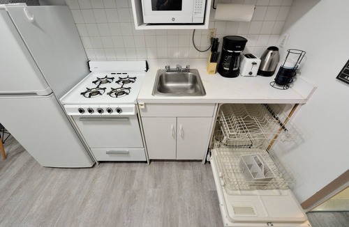 Ukrainian Village Apartment | Charming 3-Beds apartment with AC and WiFi in prime East Village/steps to SoHo