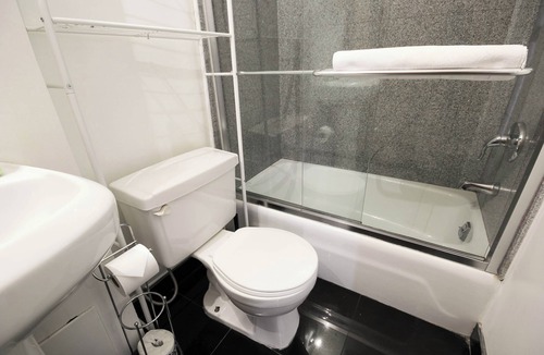 Koreatown Apartment | Charming STUDIO apartment in delightful New York near Empire State Building