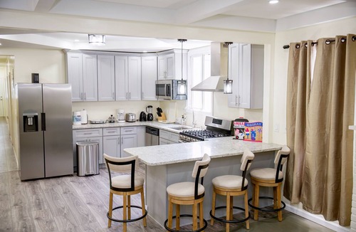 Jamaica Hills Apartment | City Escape –Steps to Subway, 10 Min to JFK/LGA, Manhattan in Minutes + Parking!