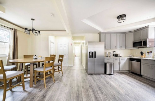 Jamaica Hills Apartment | City Escape –Steps to Subway, 10 Min to JFK/LGA, Manhattan in Minutes + Parking!