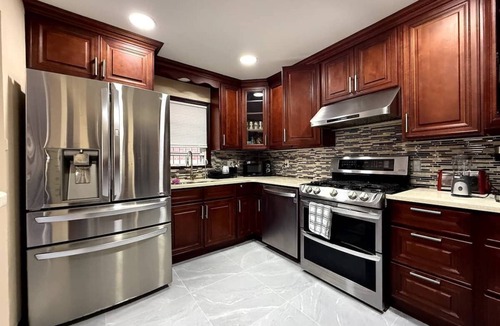 Queens Apartment | Classic 3 Bed 2 Bath Home With Parking : 2 min LGA, 15 min JFK, 20 min Manhattan