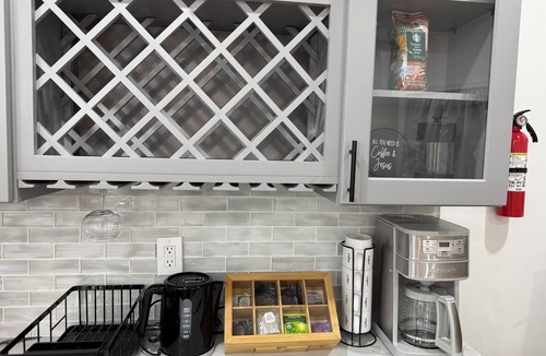 Queens House | Comfortable cozy 3-bedroom house with WiFi, AC, pool table, in Queens NY.