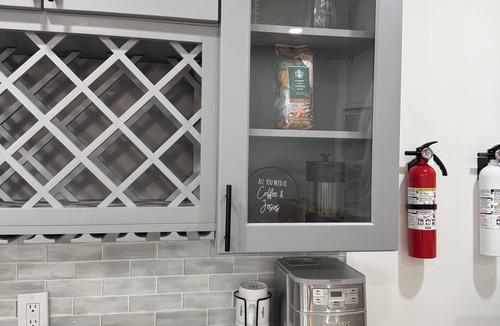 Queens House | Comfortable cozy 3-bedroom house with WiFi, AC, pool table, in Queens NY.