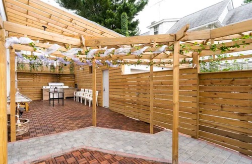 East Flushing Apartment | Comfy Studio! Beautiful Deck! Outdoor Kitchen!