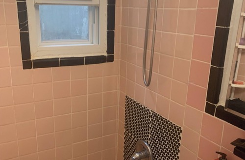 Queens Apartment | Cozy 1 bedroom apartment in Queens near trains for easy access to Manhattan.