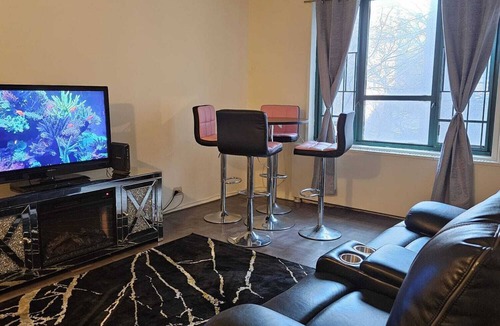 East Bronx House | Cozy Condo Quiet Neighborhood In The Bronx! 30 minutes to Manhattan