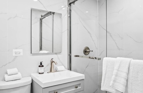 Ukrainian Village Apartment | Cozy Corner 2 Bd 1 Bath
