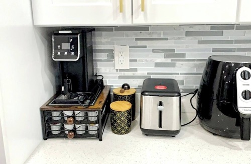 Rochdale Apartment | Cozy & Serene 3-bedroom Apartment with AC, WiFi,TV'S Near JFK Airport- Queens NY