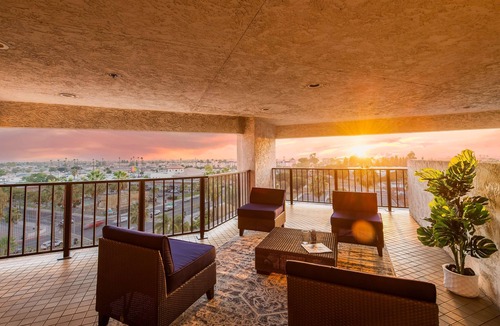 Harbor Hotel | DoubleTree by Hilton Carson