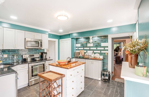 Norristown House | Experience a 17th-Century Spring Manor