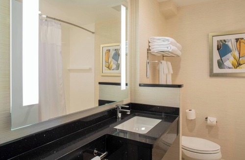 Auburndale Hotel | Fairfield Inn & Suites New York Queens/Fresh Meadows