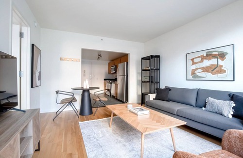 Hunters Point Apartment | Gorgeous LIC 1BR w/Doorman, Gym Pool & W/D, nr East River, by Blueground