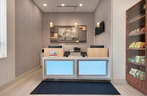 Queens Hotel | Holiday Inn Express - Jamaica - JFK AirTrain - NYC by IHG
